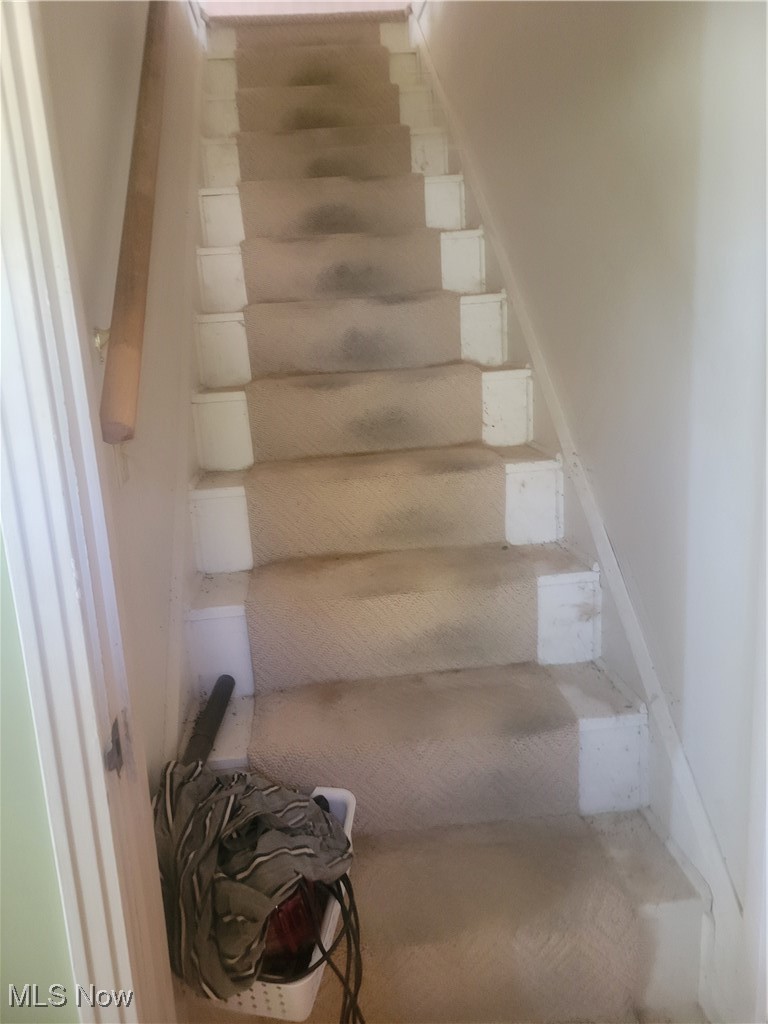 984 Roseland Road Alliance, OH 44601 - Photo 14 of 28 View of staircase
