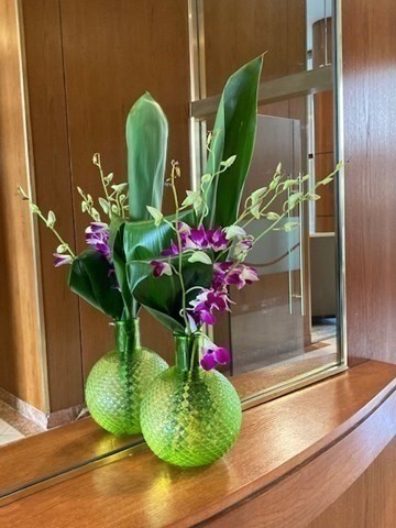 65 East India Row, Unit 33A Boston, MA 02110 - Photo 31 of 36 a vase of flowers sitting on a table with six mirrors