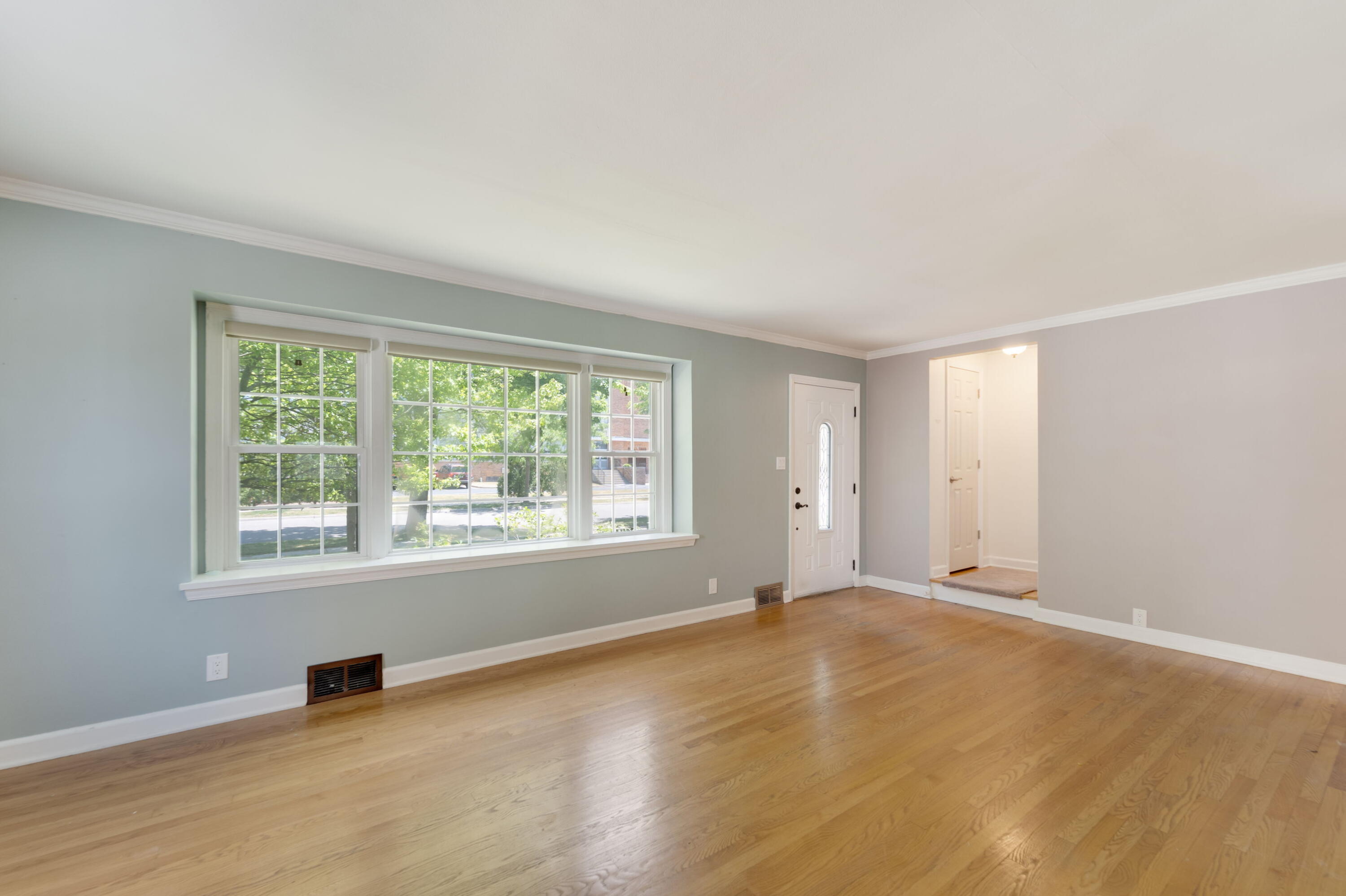 5639 North Bay Ridge Avenue Whitefish Bay, WI 53217 - Photo 3 of 17 Living Room