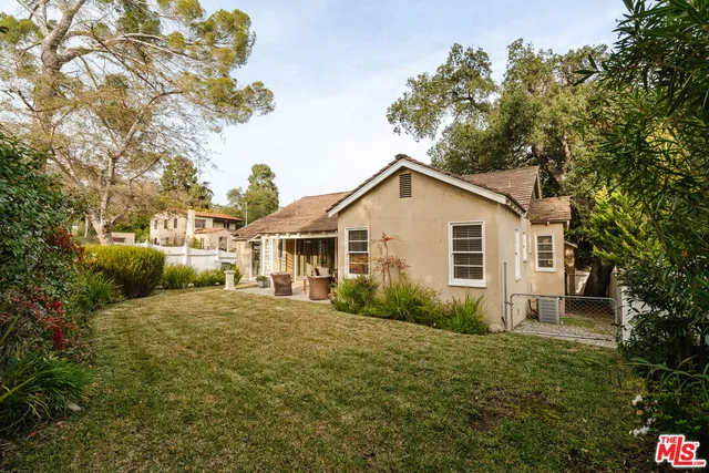 a house view with a outdoor space