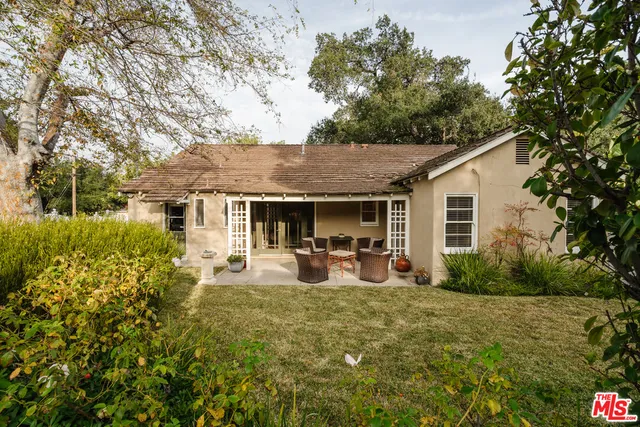 a view of a back yard of the house