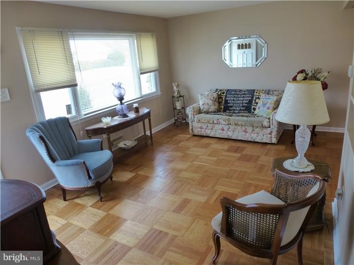 28 Winding Way Hamilton, NJ 08620 - Photo 4 of 20 Living Room