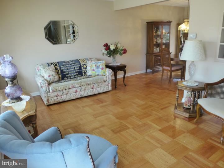 28 Winding Way Hamilton, NJ 08620 - Photo 9 of 20 Living Room