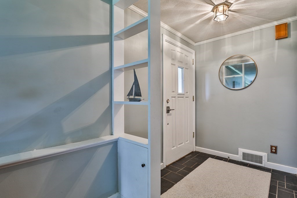 15 Woodale Road Lynn, MA 01904 - Photo 4 of 33 Gallery Image 4