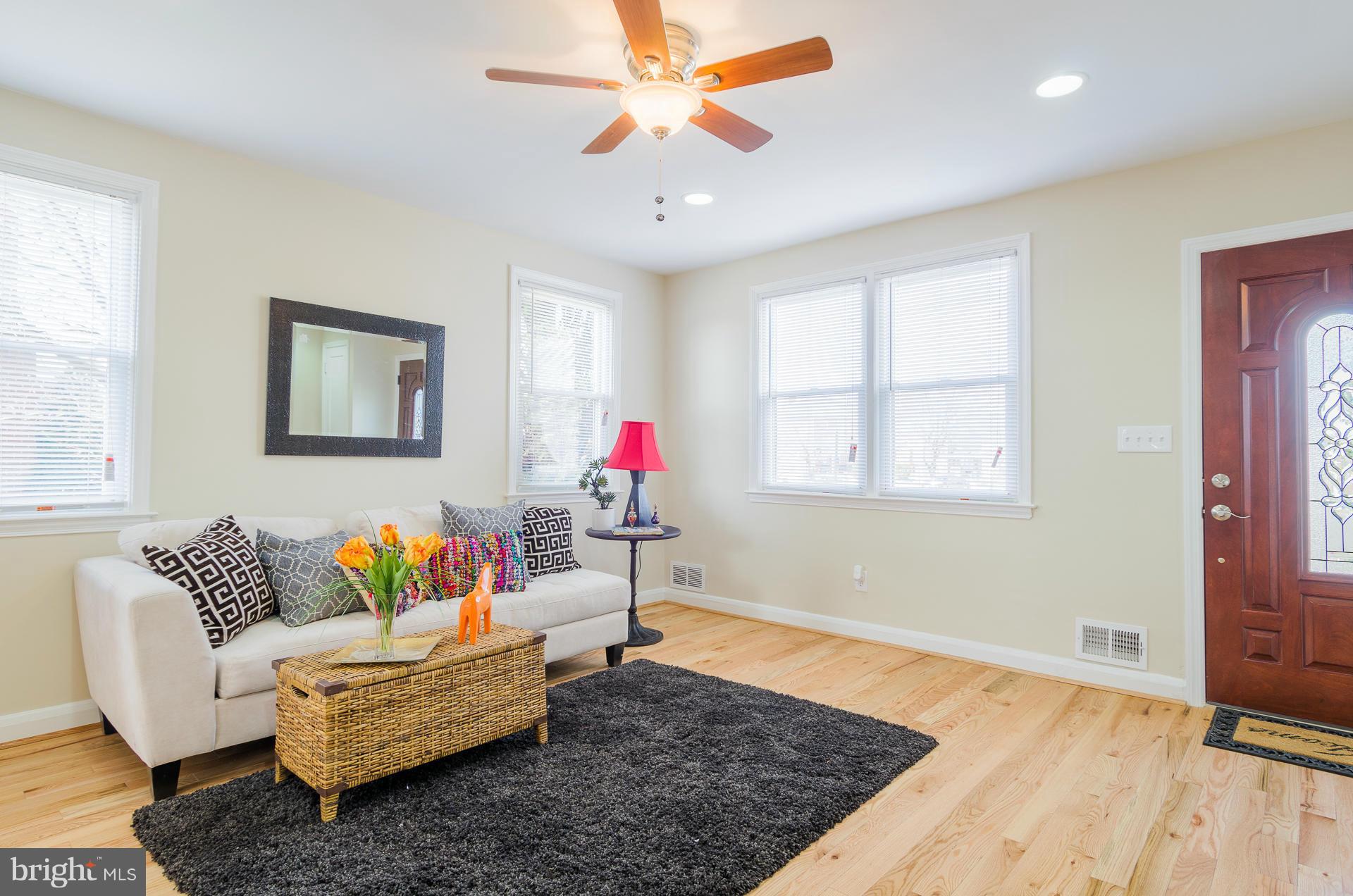 3701 Ina Avenue Baltimore, MD 21206 - Photo 5 of 30 Living Room