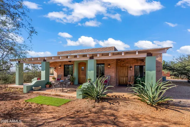 a view of outdoor space yard and porch