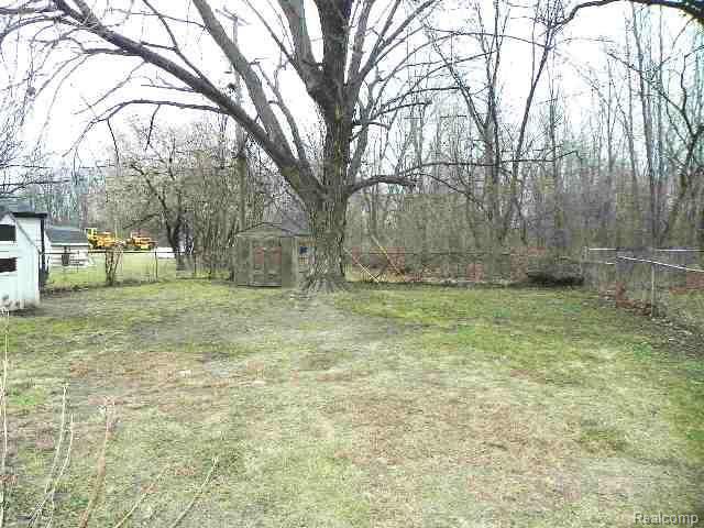 28428 Ecorse Road Romulus, MI 48174 - Photo 20 of 23 261-879477_Yard.jpg