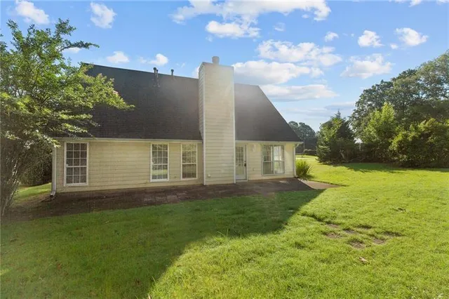a view of a yard in front of a house