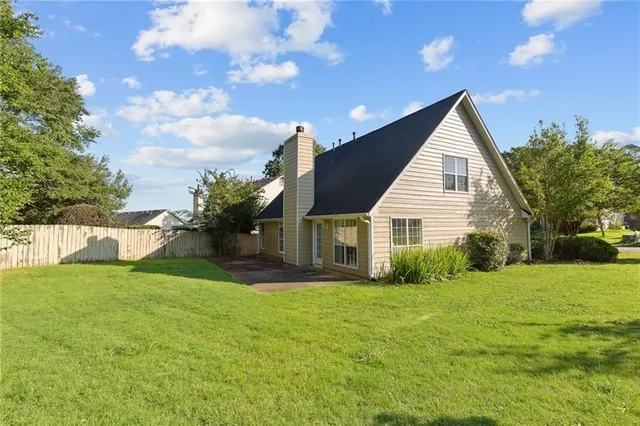 a view of a house with a yard