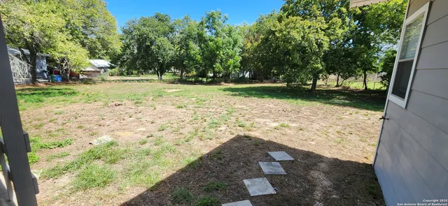 $1,400 | 112 Bluebonnet Road, La Vernia, TX 78121