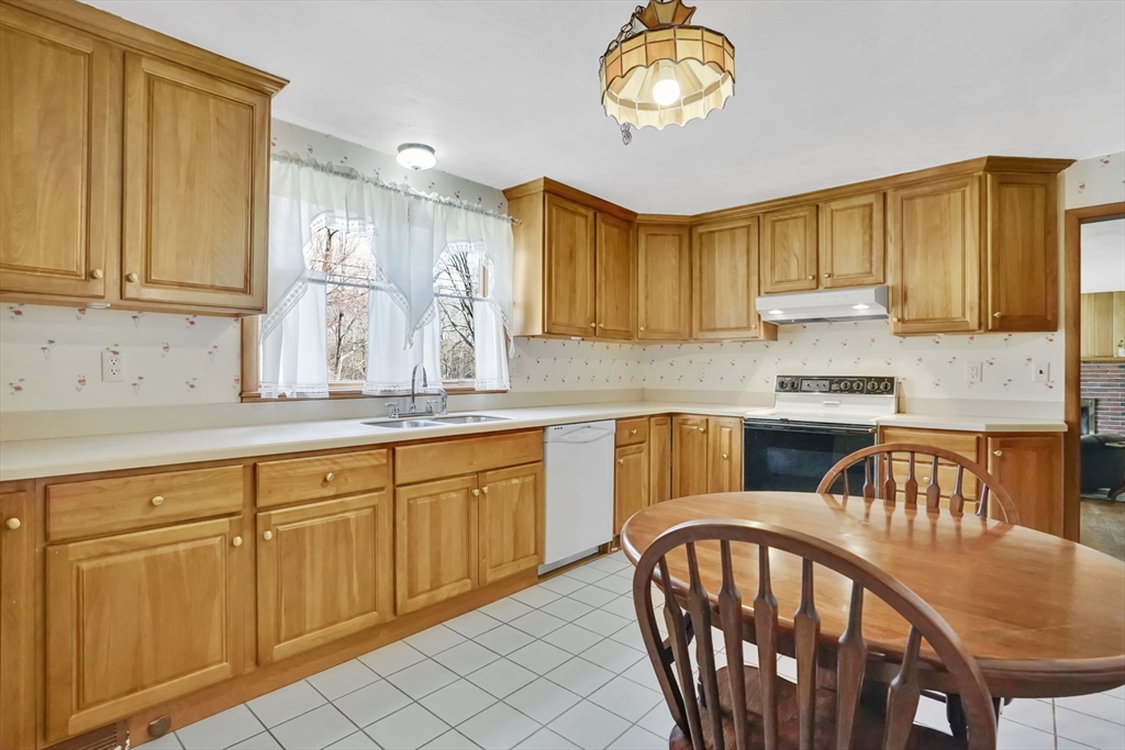 150 City View Road Westfield, MA 01085 - Photo 5 of 32