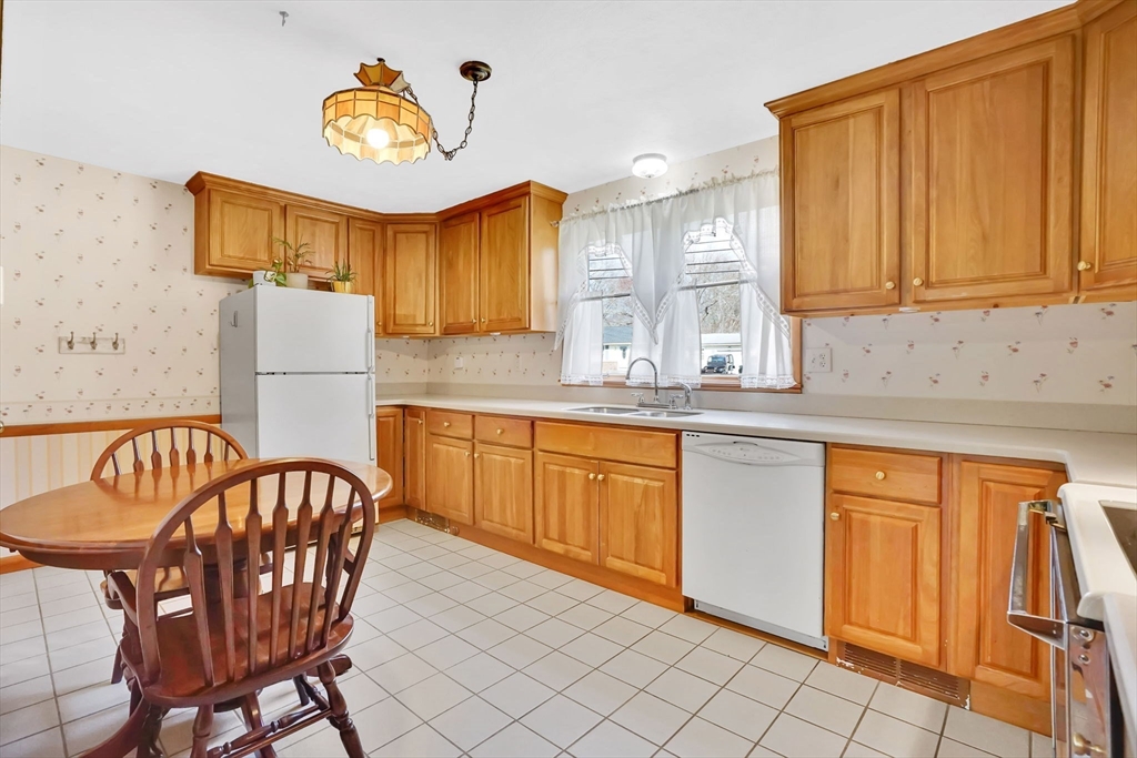 150 City View Road Westfield, MA 01085 - Photo 8 of 32