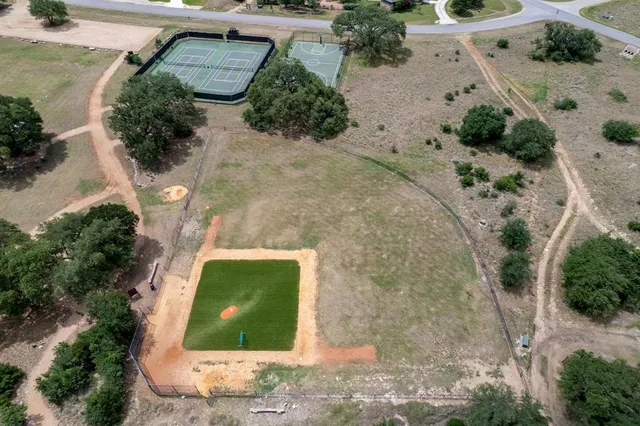 an aerial view of a tennis ground