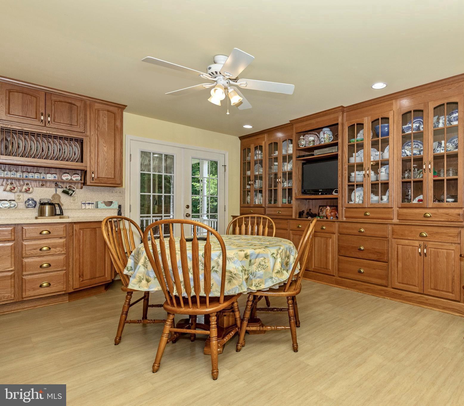 6913 Kellys Store Road Thurmont, MD 21788 - Photo 10 of 49 Breakfast Area in Kitchen with Built-Ins