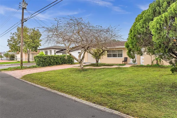 $1,200 | 6640 Evergreen Drive, Unit EFFICIENCY, Miramar, FL 33023