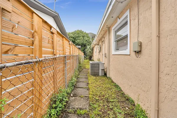 $1,200 | 6640 Evergreen Drive, Unit EFFICIENCY, Miramar, FL 33023