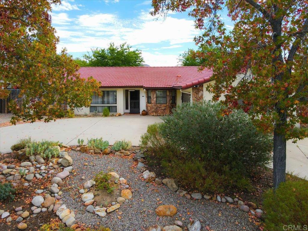 a view of a house with a yard
