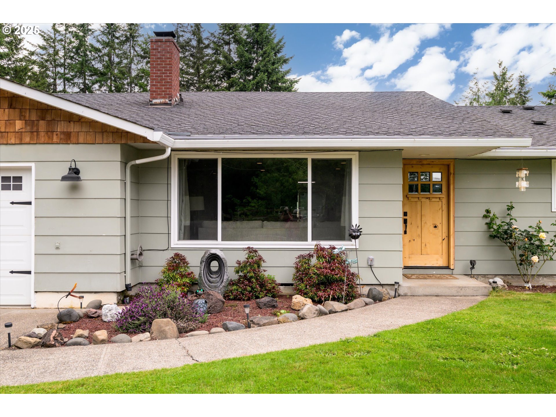 37807 Camp Creek Road Springfield, OR 97478 - Photo 3 of 40 a front view of a house with a yard