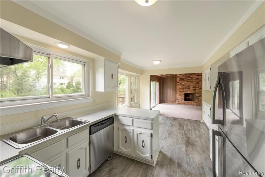 14161 Riverside Street Livonia, MI 48154 - Photo 6 of 34