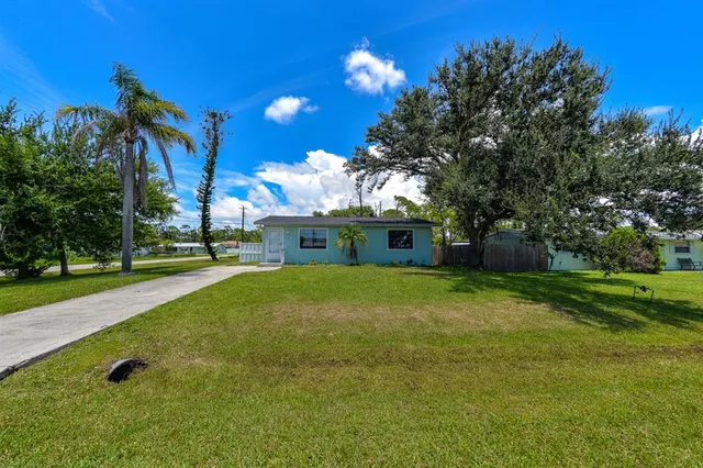 a view of a yard with a house