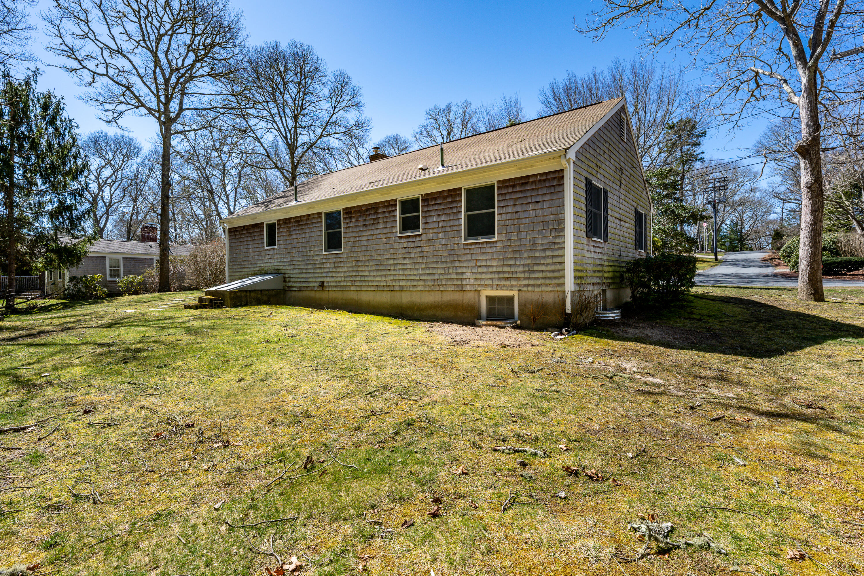 54 Hinckley Circle Osterville, MA 02655 - Photo 24 of 30 a backyard of a house