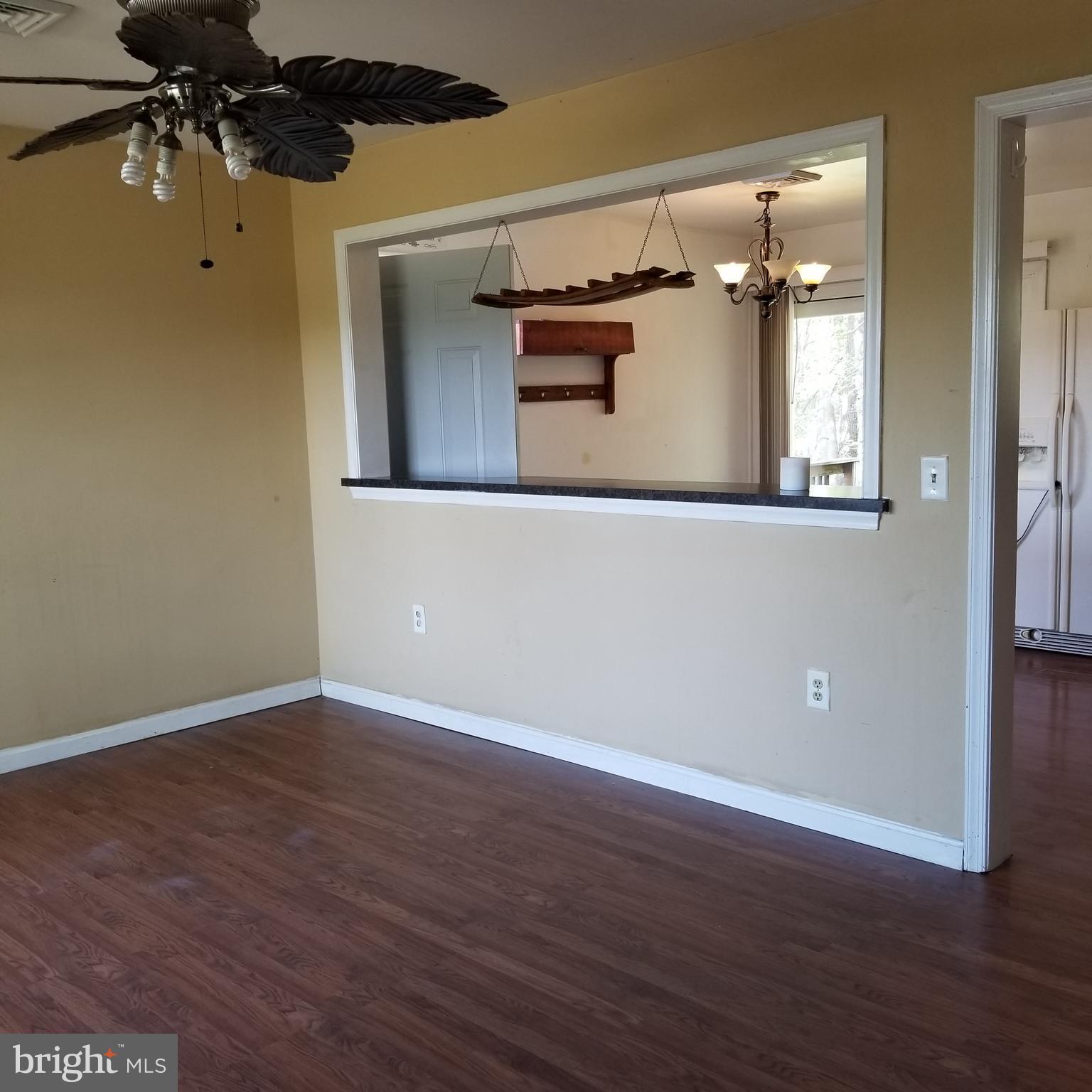 21 Oakview Court Ridgely, MD 21660 - Photo 3 of 17 Pass through to dining area gives added light