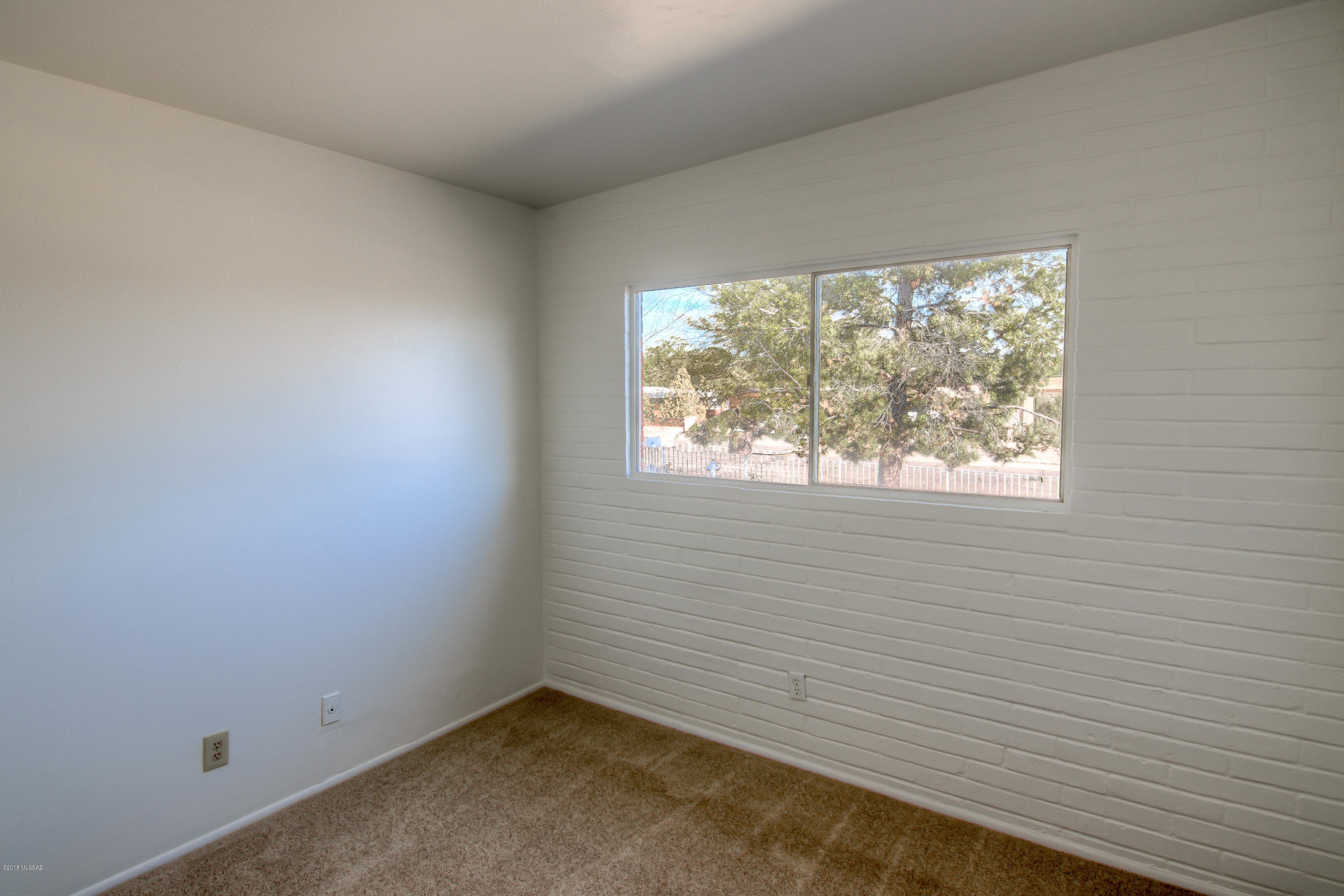 1841 West Astolat Road Tucson, AZ 85713 - Photo 31 of 40 an empty room with a window