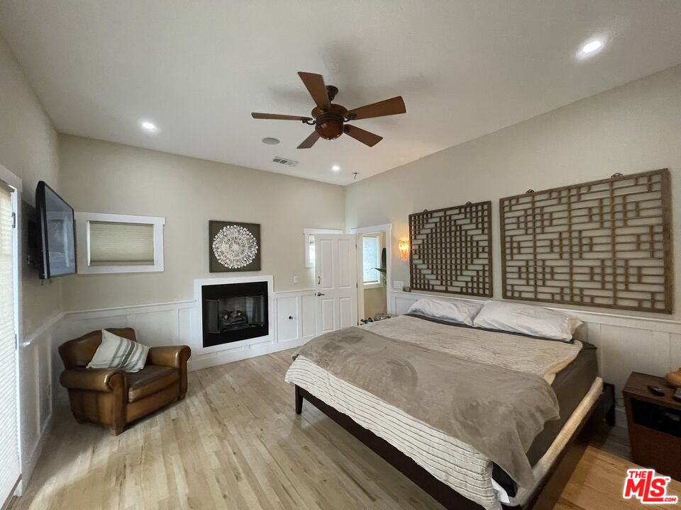 722 Palms Boulevard Venice, CA 90291 - Photo 2 of 19 a bedroom with a bed and a fireplace