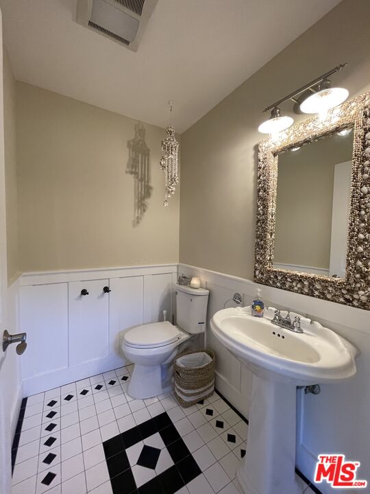722 Palms Boulevard Venice, CA 90291 - Photo 15 of 19 a bathroom with a sink toilet and a mirror