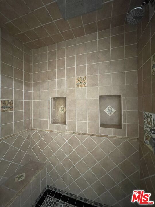 722 Palms Boulevard Venice, CA 90291 - Photo 18 of 19 a bathroom with a shower