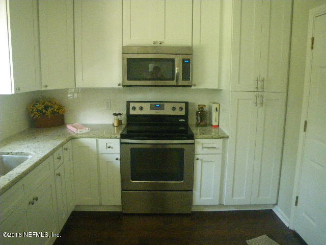 402 Jasmine Road St. Augustine, FL 32086 - Photo 29 of 33 a kitchen with a stove and a microwave