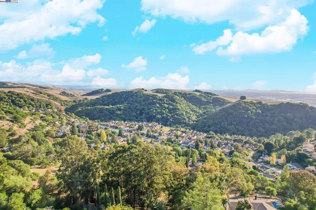 $1,349,000 | 27956 Edgecliff Way, Hayward, CA 94542