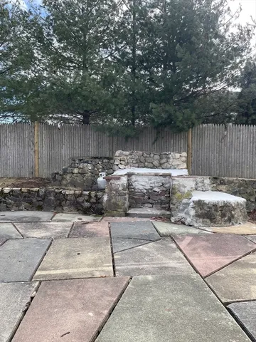 a view of a backyard