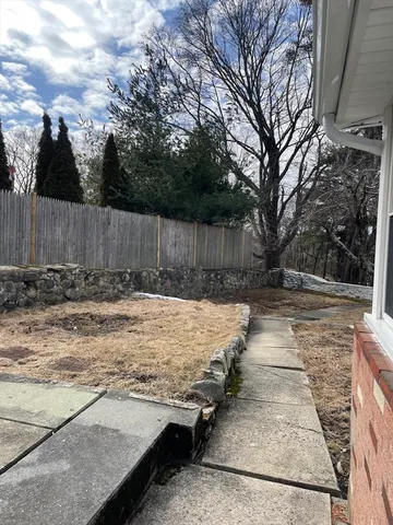 a view of a backyard