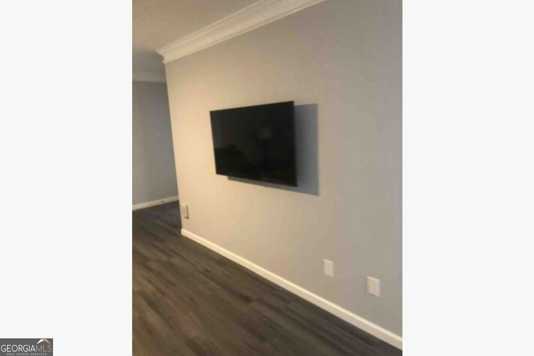3834 Kensingwood Trace Decatur, GA 30032 - Photo 20 of 26 a view of a livingroom with wooden floor