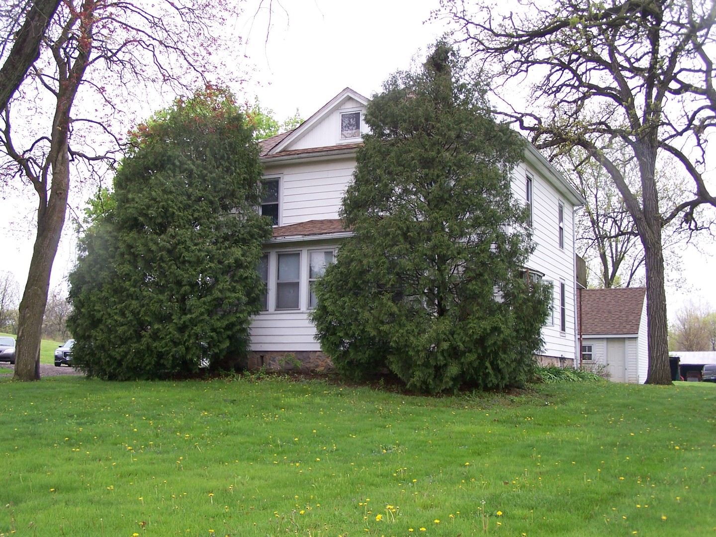 13810 Davis Road Woodstock, IL 60098 - Photo 2 of 13 a front view of a house with a garden