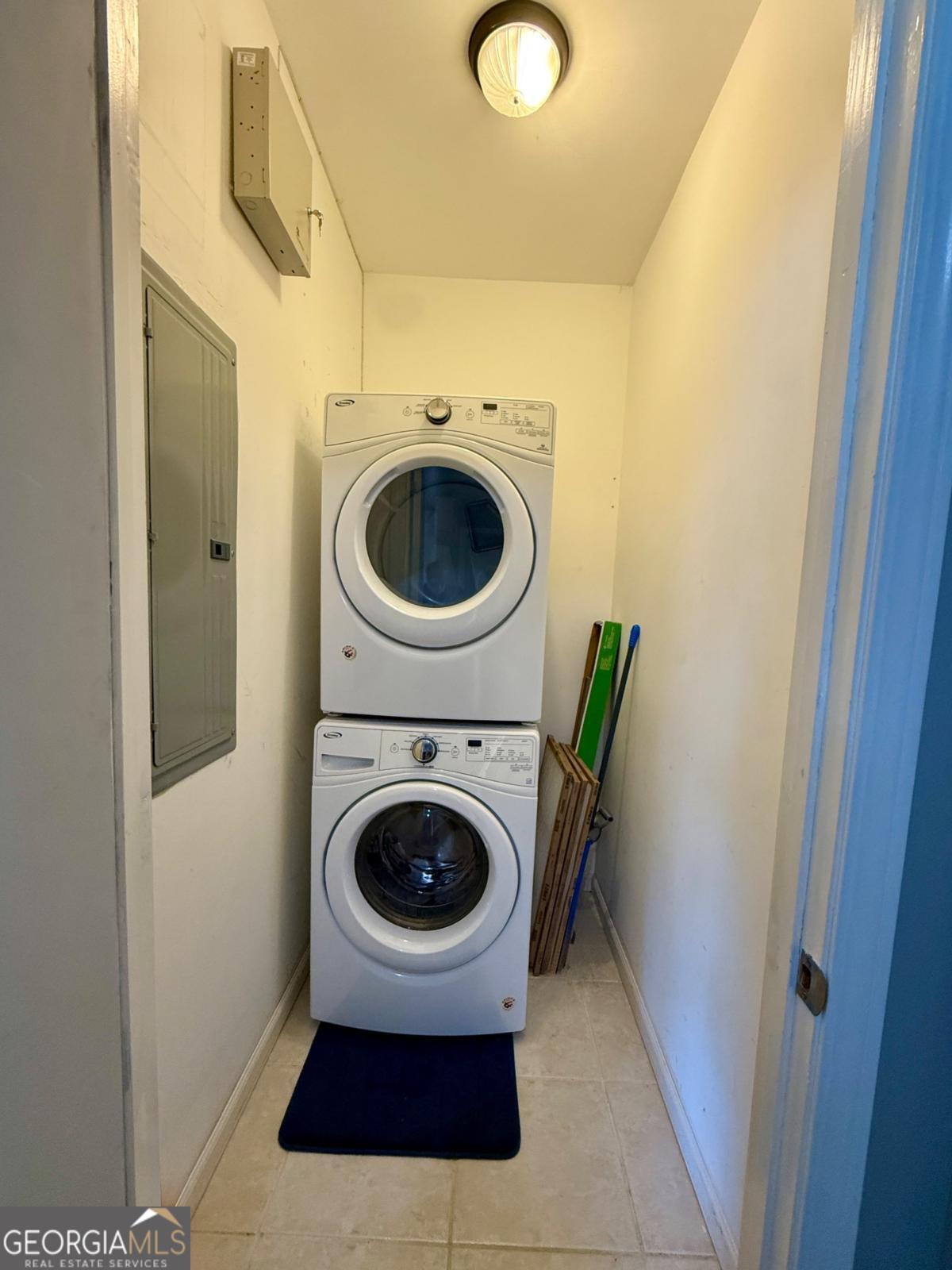 147 Landing Road Cordele, GA 31015 - Photo 17 of 24 a utility room with dryer and washer