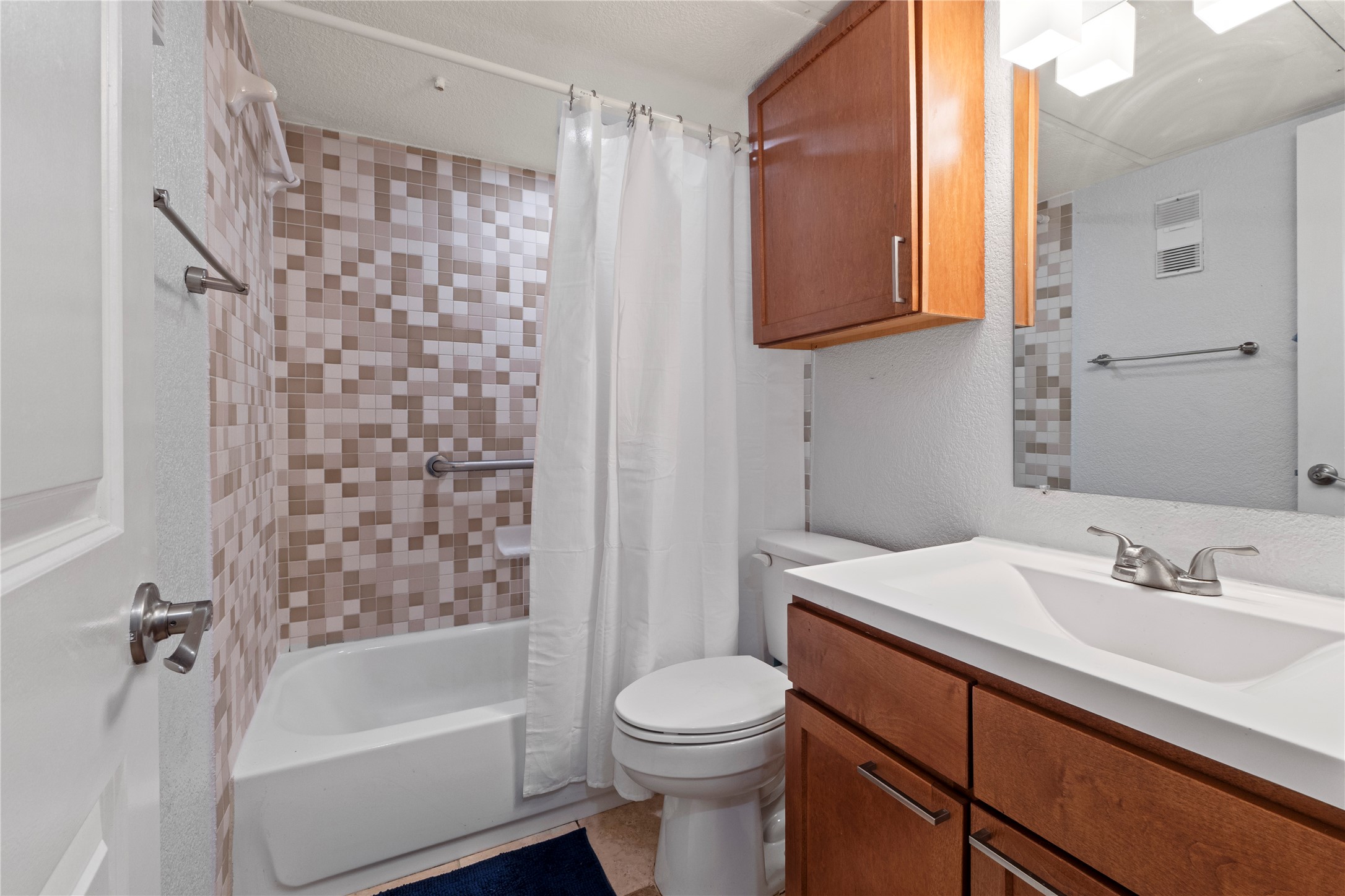 3204 Menchaca Road, Unit 305 Austin, TX 78704 - Photo 18 of 25 Full size tub ready for soaking or step in for a quick rinse!