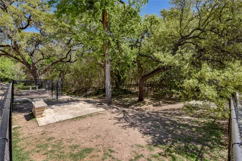 a view of a backyard