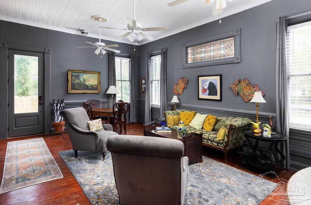 714 East La Rua Street Pensacola, FL 32501 - Photo 10 of 63 a living room with furniture and a flat screen tv