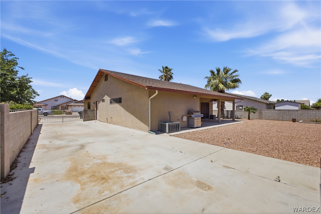 3918 North Eagle Rock Road Kingman, AZ 86409 - Photo 37 of 44 a front view of a house with a yard