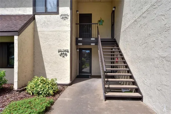 a view of entryway with a front door