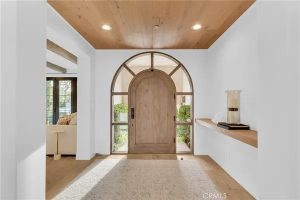 a view of entryway with kitchen