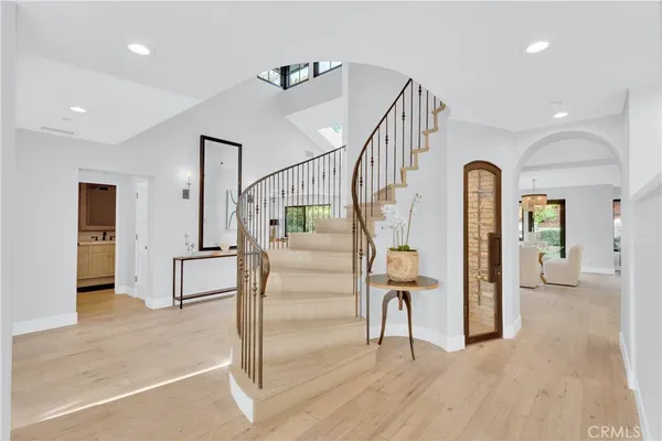 a view of entryway and livingroom with furniture