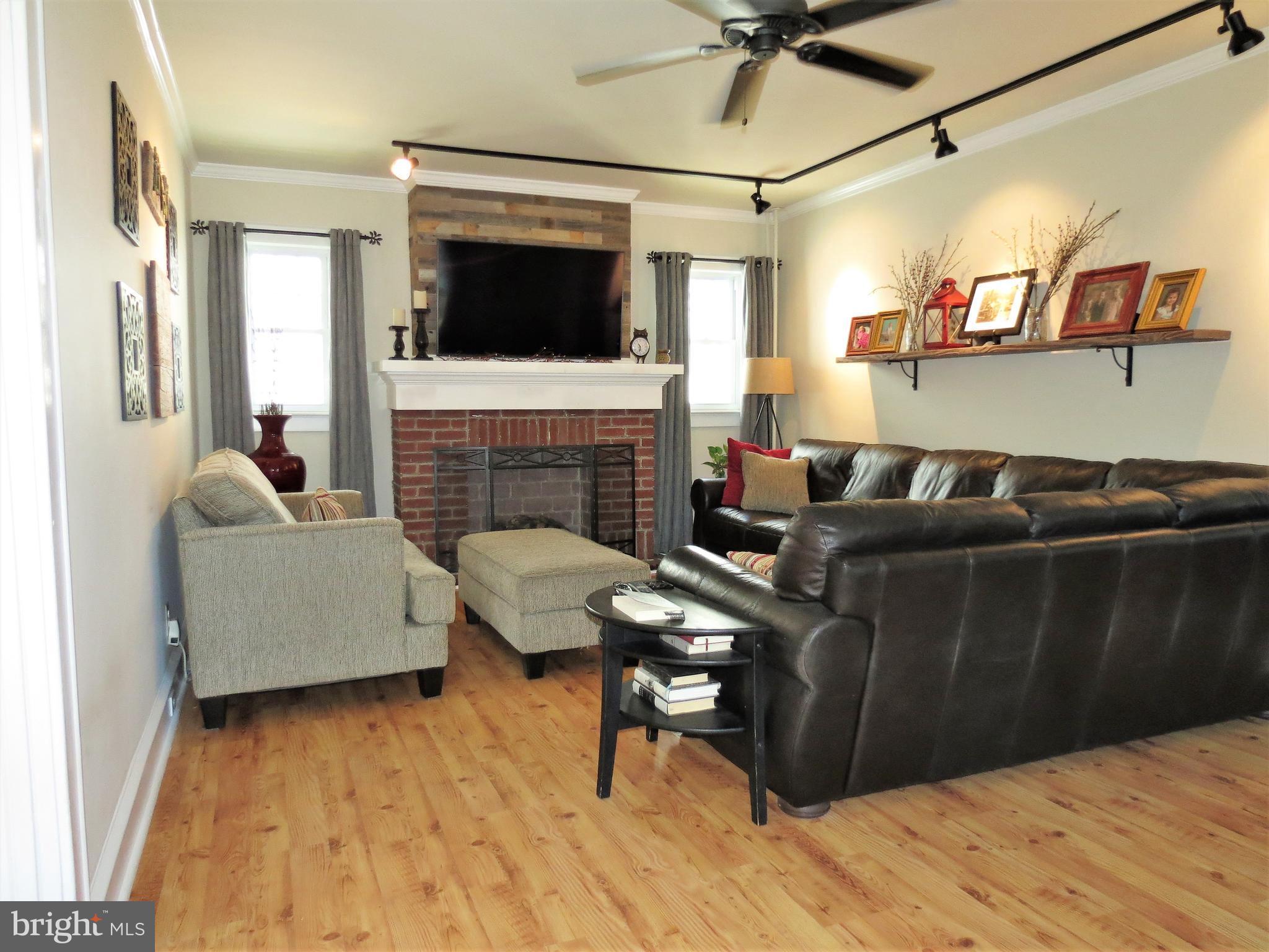 302 Amherst Road Audubon, NJ 08106 - Photo 4 of 26 Living Room
