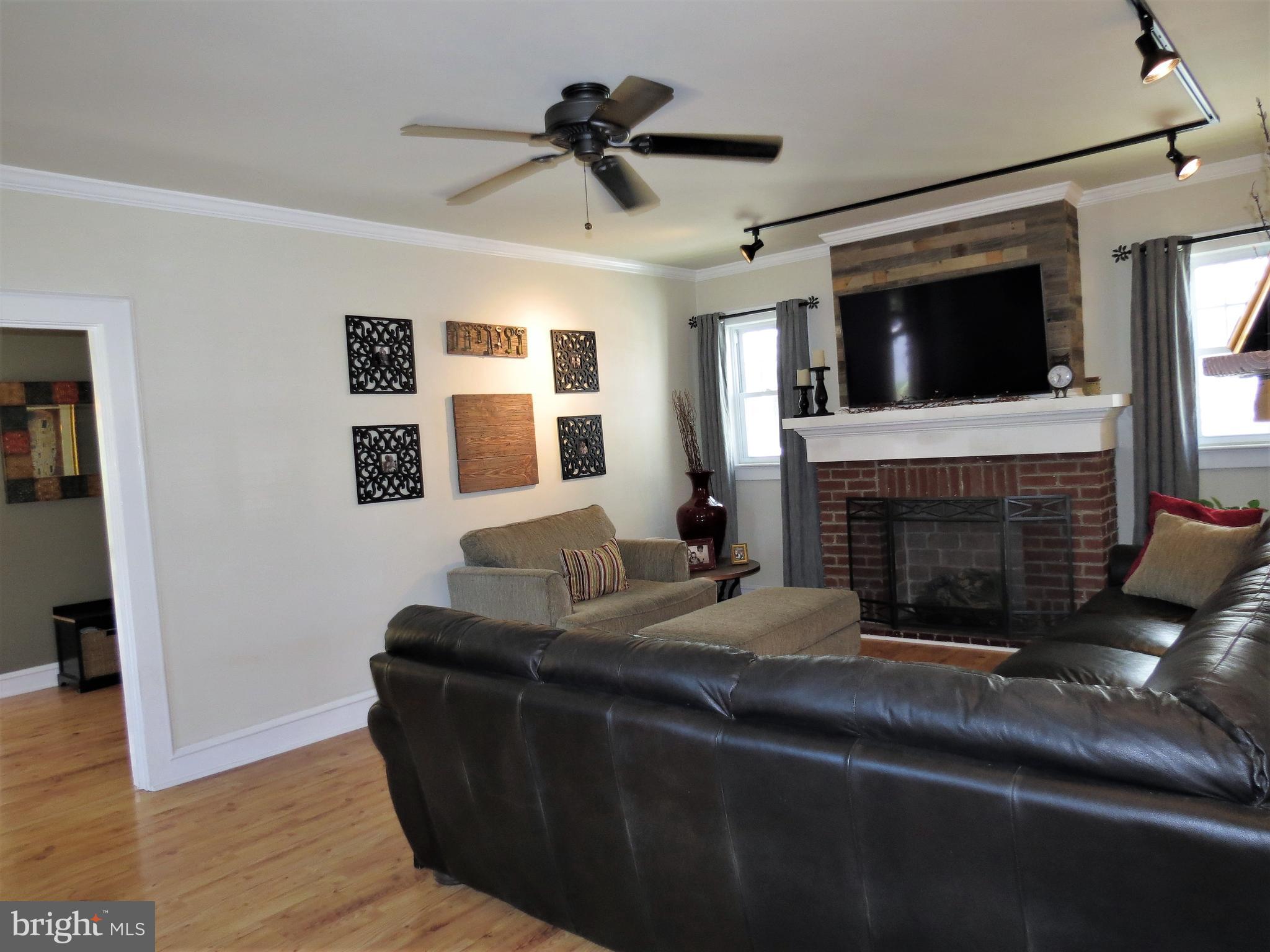 302 Amherst Road Audubon, NJ 08106 - Photo 8 of 26 Living Room