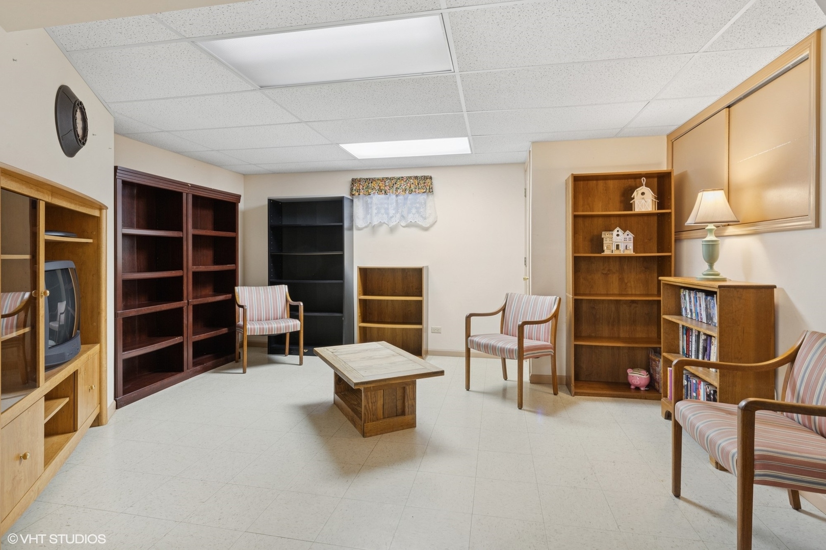 2845 Keystone Road Northbrook, IL 60062 - Photo 21 of 28 a view of a livingroom with furniture and staircase