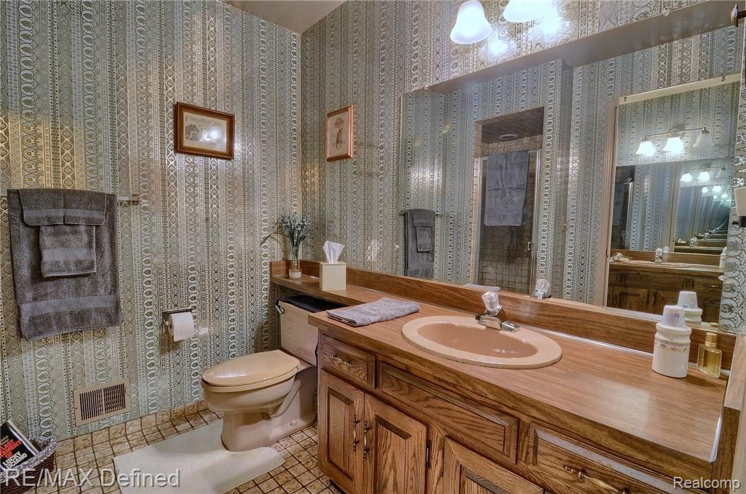 978 Golfview Court Rochester, MI 48307 - Photo 23 of 31 Master_Bathroom.jpg