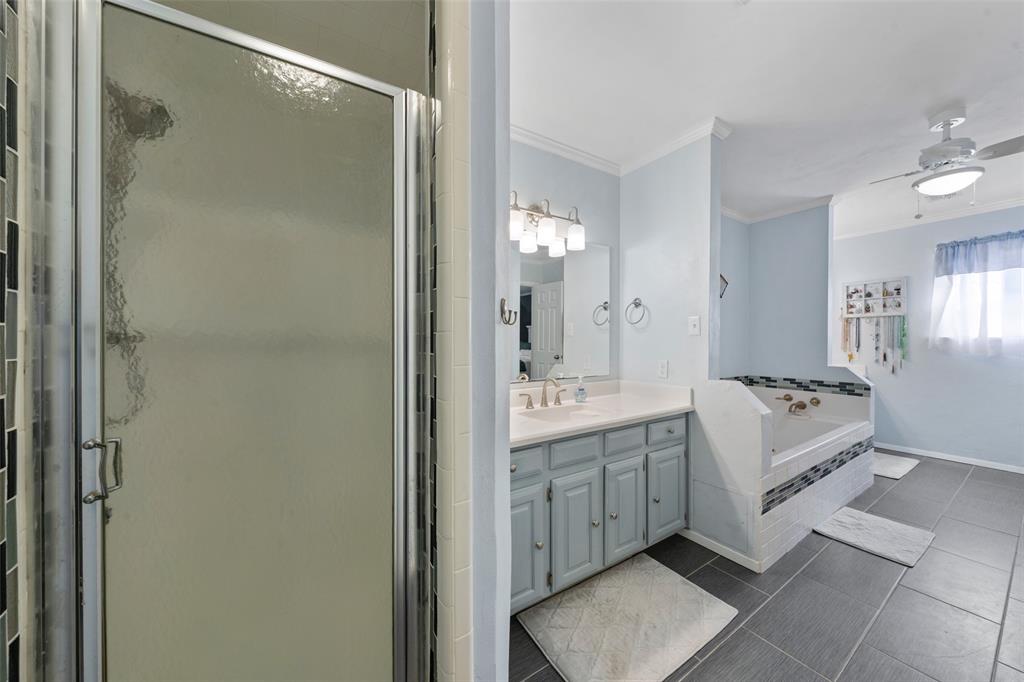 162 High Ridge Drive Bruceville, TX 76630 - Photo 22 of 40 a spacious bathroom with a tub shower sink and mirror