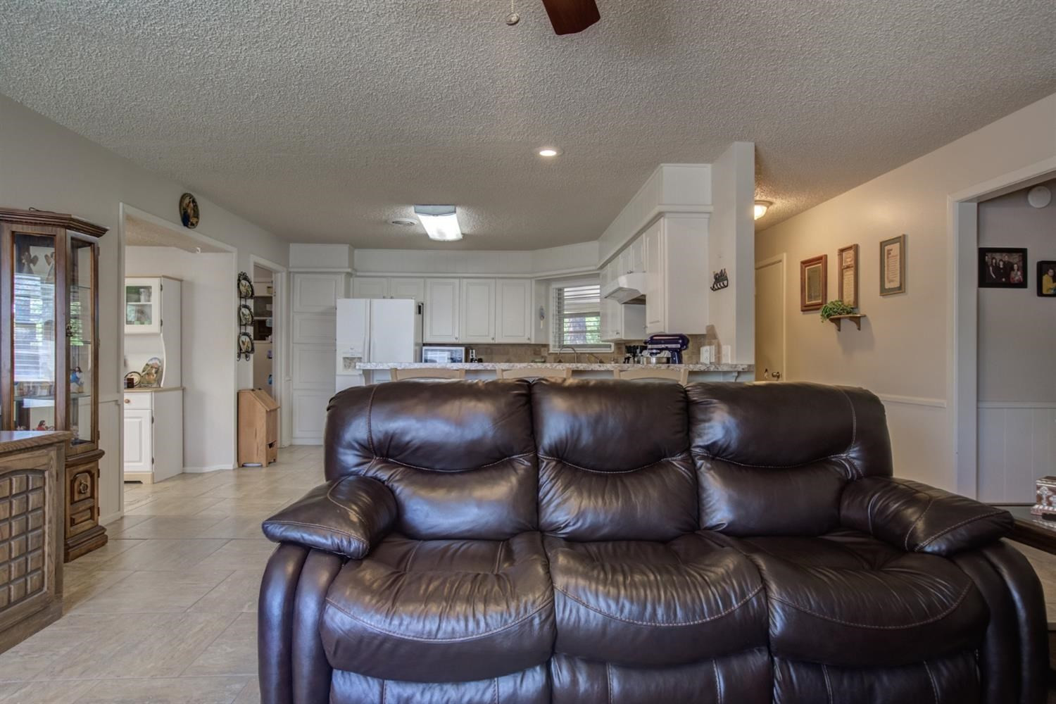 5427 46th Street Lubbock, TX 79414 - Photo 12 of 38 a living room with furniture